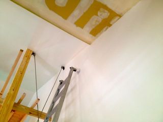 天井のクロス貼り中.jpg