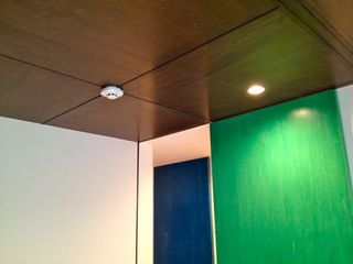 寝室のダウンライトと火災報知器.jpg