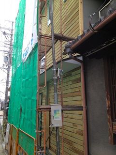 正面の外壁の施行前.jpg