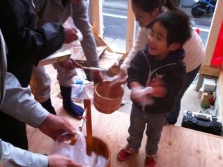 上棟式(手を清める).jpg