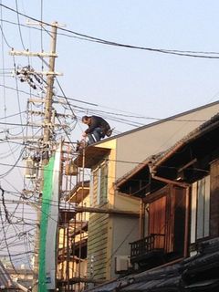 屋根上の作業.jpg